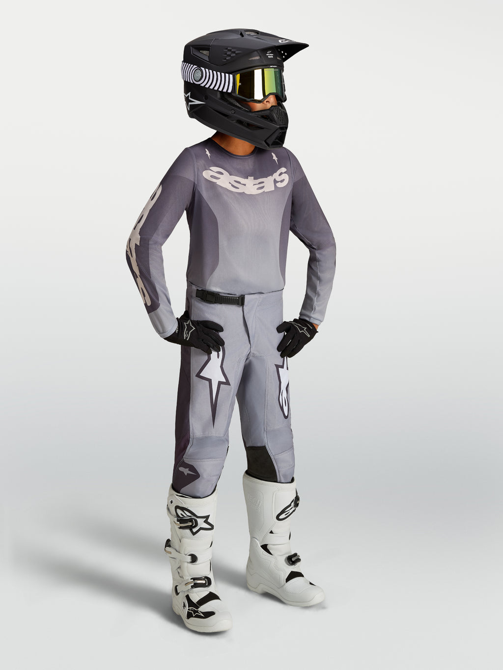 Pantalon Alpinestars Fluid Amber Junior, pantalon de motocross gris et sable, avec étoiles blanches et coupe sportive préformée