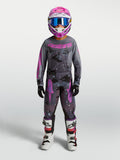 Alpinestars Jeune Fluid Lone Gear Set, tenue de motocross junior camouflage gris et rose avec maillot, pantalon et casque.