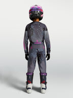Alpinestars Fluid Lone Junior, pantalon de motocross junior, gris et violet, textile robuste, vue de dos, motif camouflage.