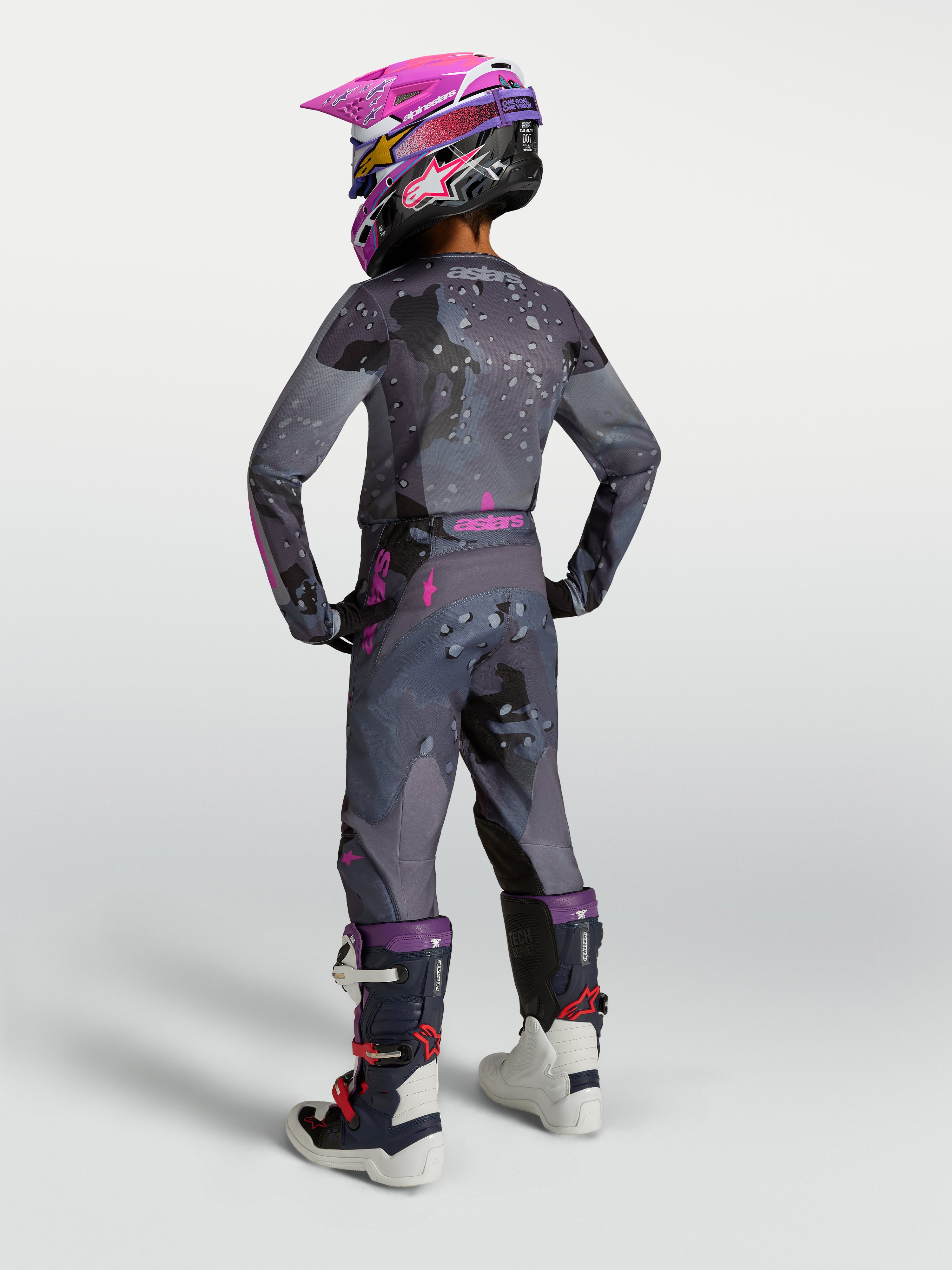 Alpinestars pantalon Fluid Lone Junior, équipement de motocross tout-terrain pour enfant, gris camouflage et violet, vue de dos, porté avec maillot et bottes de protection