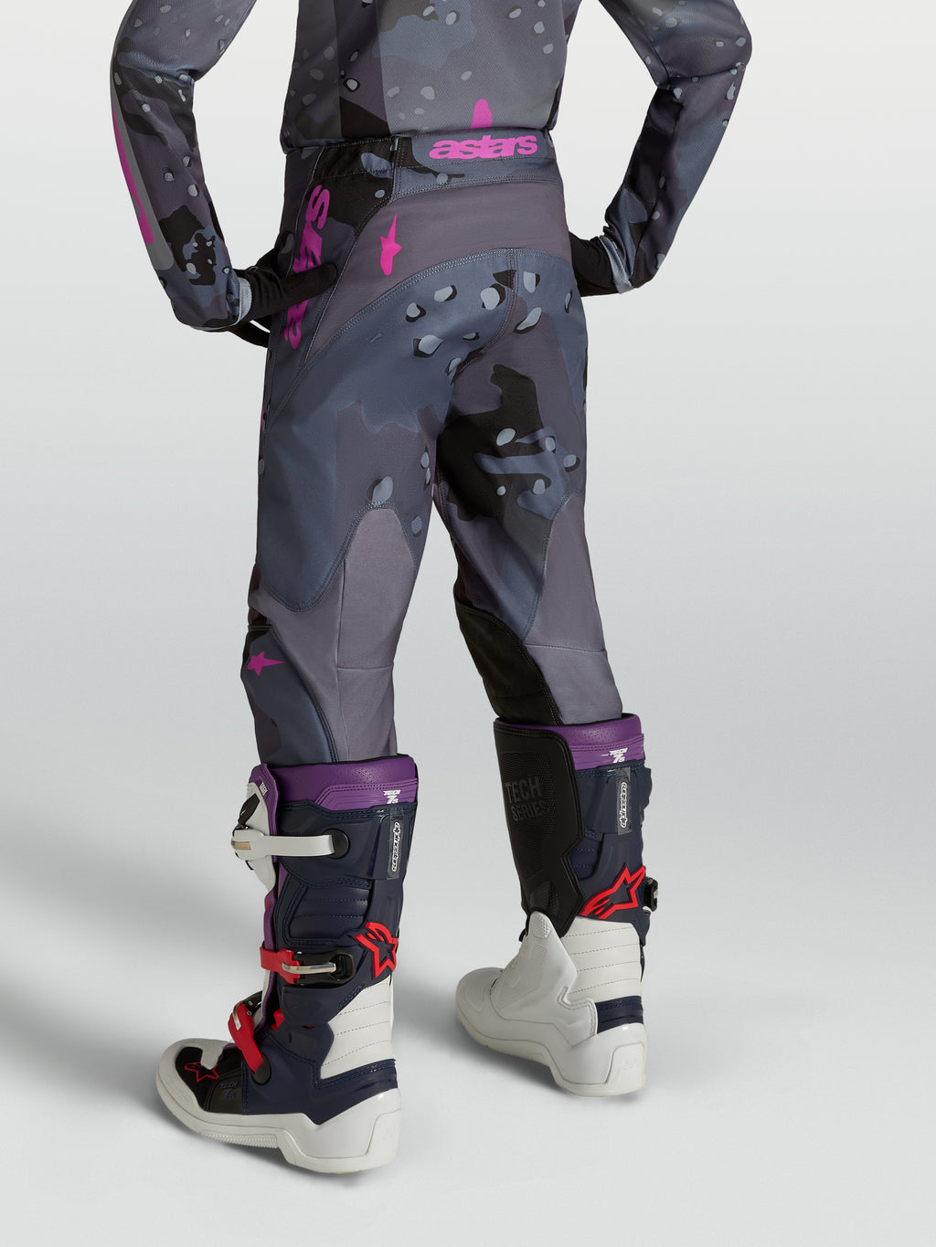 Alpinestars Pantalon Fluid Lone Junior 2027, pantalon de motocross gris camouflage et violet, vue arrière sur mannequin.