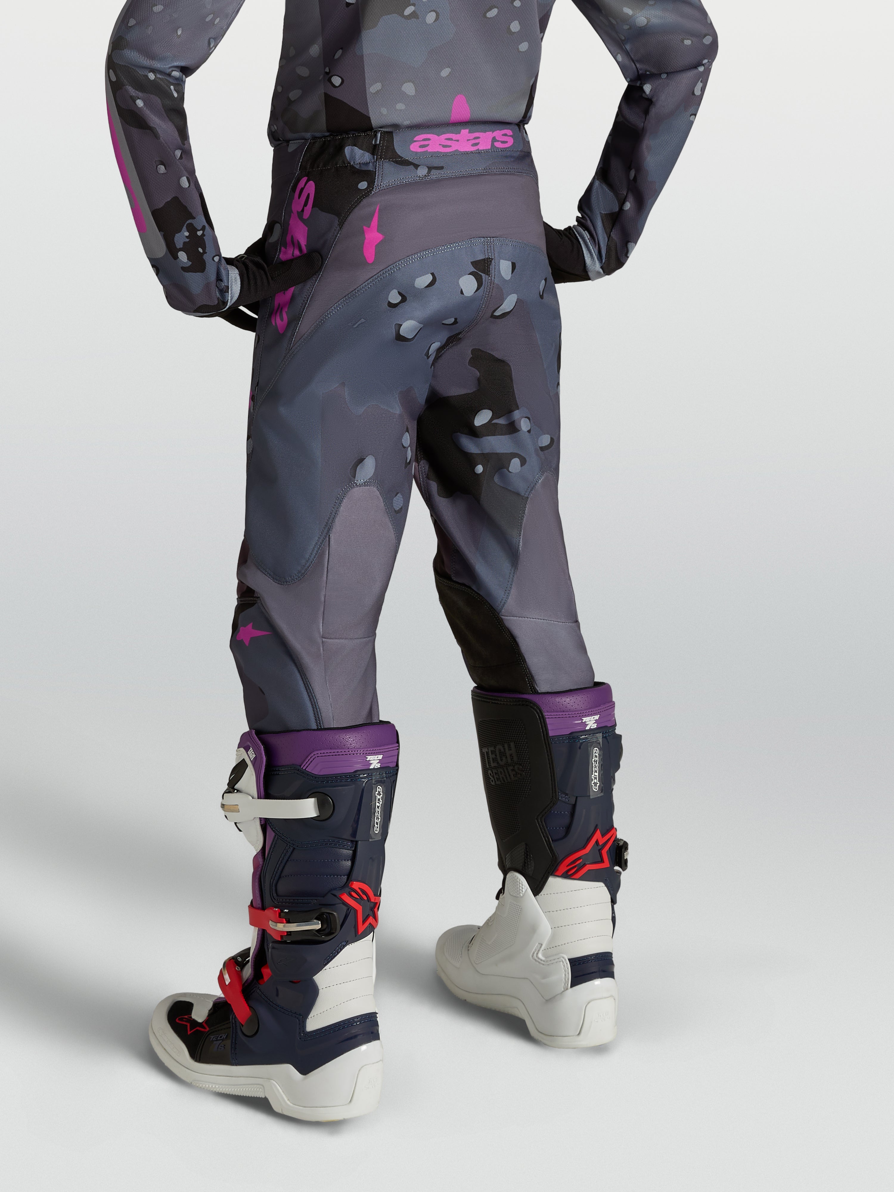 Alpinestars Pantalon Fluid Lone Junior 2027, pantalon de motocross gris camouflage et violet, vue arrière sur mannequin.