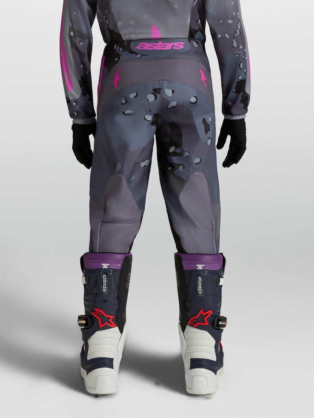 Pantalon Fluid Lone Junior Alpinestars pour motocross, motif gris camouflage et violet, vue arrière sur mannequin.
