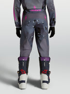 Pantalon Fluid Lone Junior Alpinestars pour motocross, motif gris camouflage et violet, vue arrière sur mannequin.