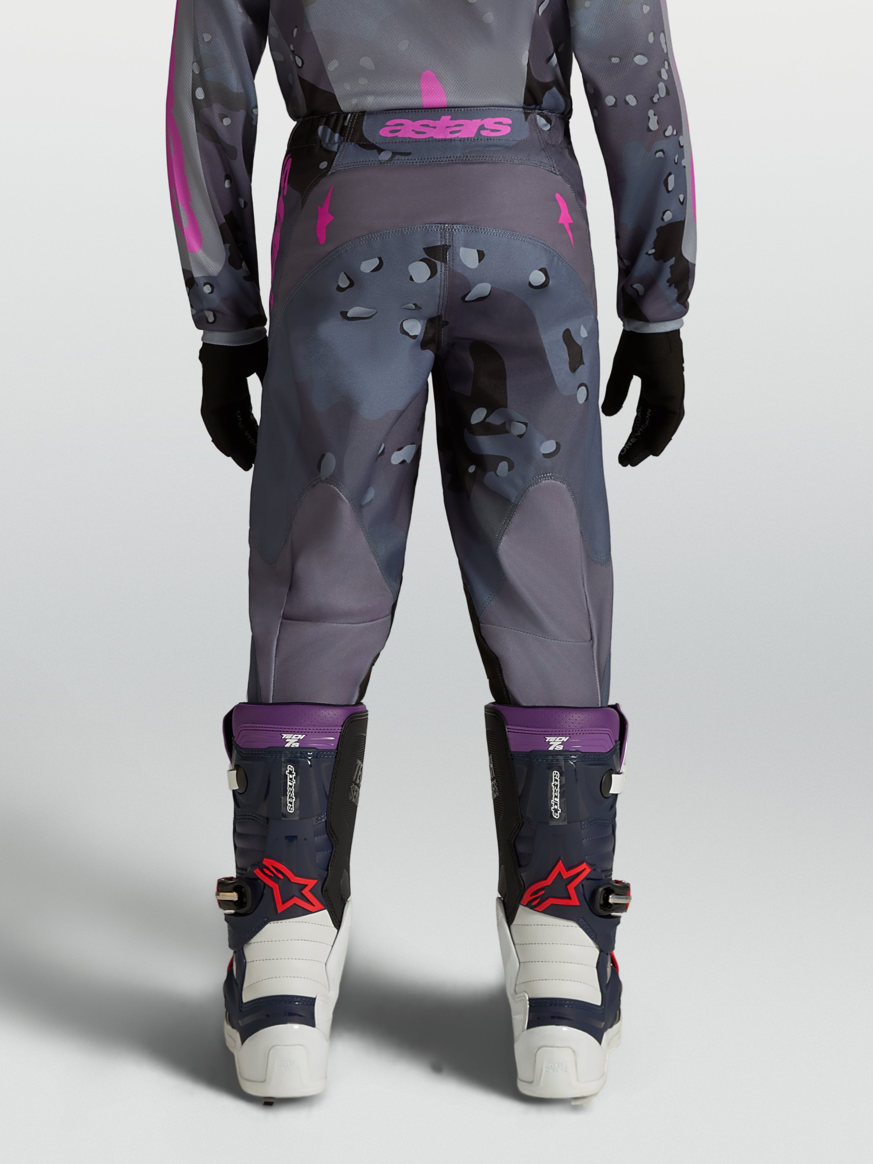 Pantalon Fluid Lone Junior Alpinestars pour motocross, motif gris camouflage et violet, vue arrière sur mannequin.