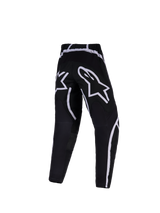 Pantalon Alpinestars Youth Fluid Apex 2026, pantalon de motocross, noir et blanc, vue arrière présentant de grands logos étoiles blancs sur l'assise et des accents graphiques incurvés, équipement technique de pilotage tout-terrain pour jeunes