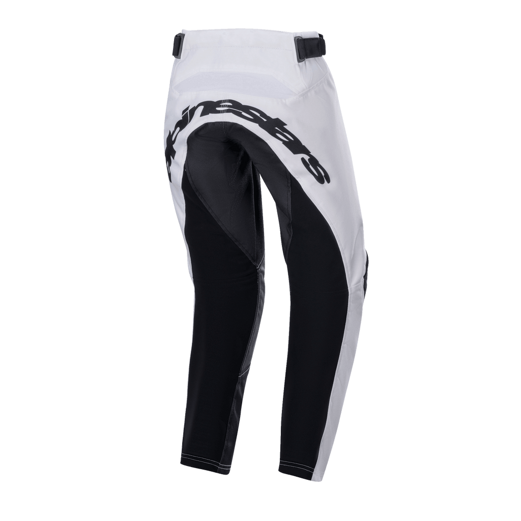 Pantalon Alpinestars 2024 Youth Racer Lucent, pantalon de motocross, blanc et noir, vue arrière montrant de larges panneaux renforcés noirs sur l'assise et l'intérieur des jambes, logo Alpinestars à l'arrière et sangles de réglage à la taille pour la conduite tout-terrain.
