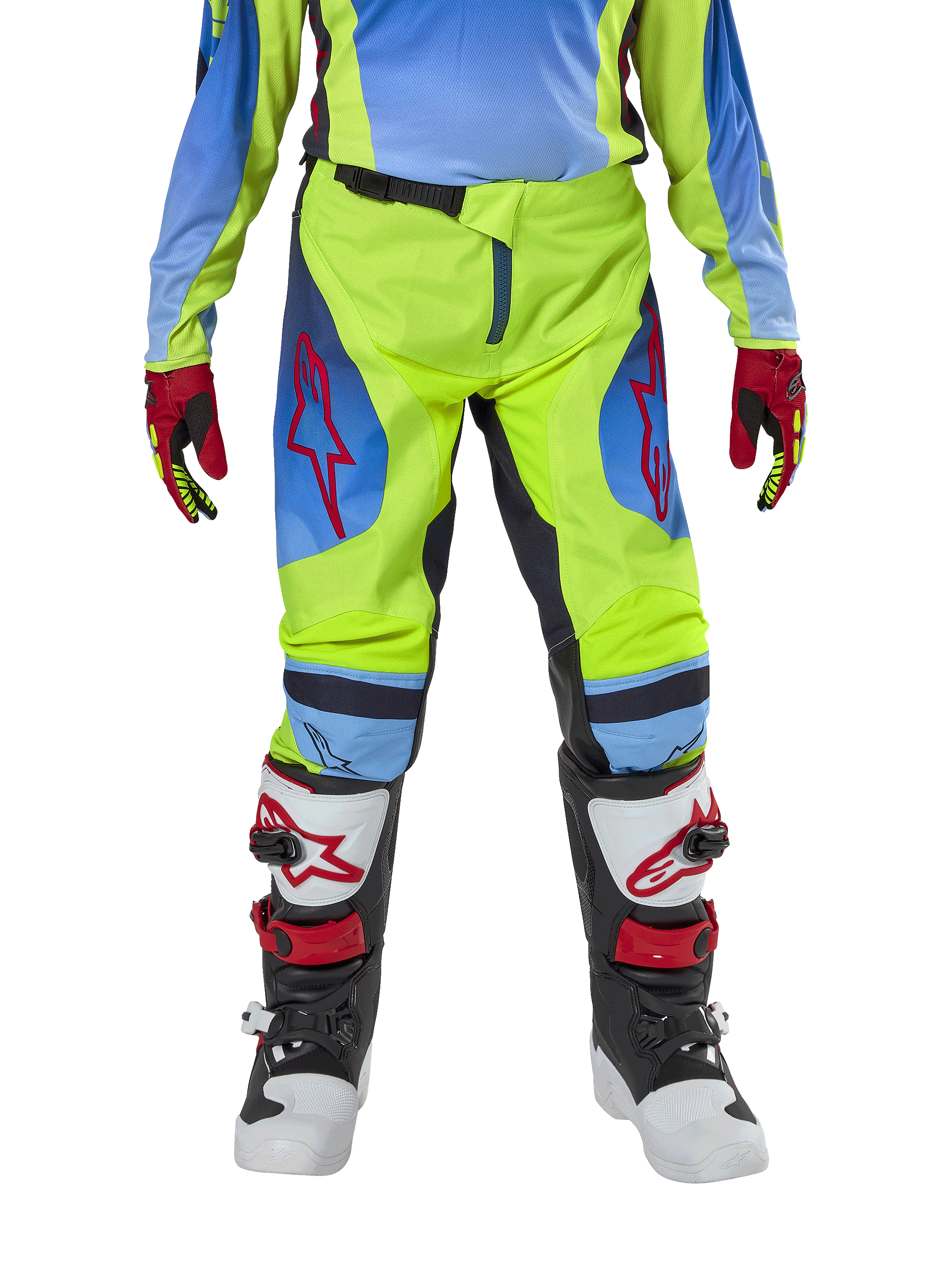Pantalon Alpinestars Racer Hoen Junior 2024, pantalon de motocross, jaune fluo et bleu Night Navy, avec logos étoiles rouges sur les cuisses, porté avec un maillot assorti, des gants rouges et noirs et des bottes de motocross blanches, noires et rouges, équipement durable pour le tout-terrain