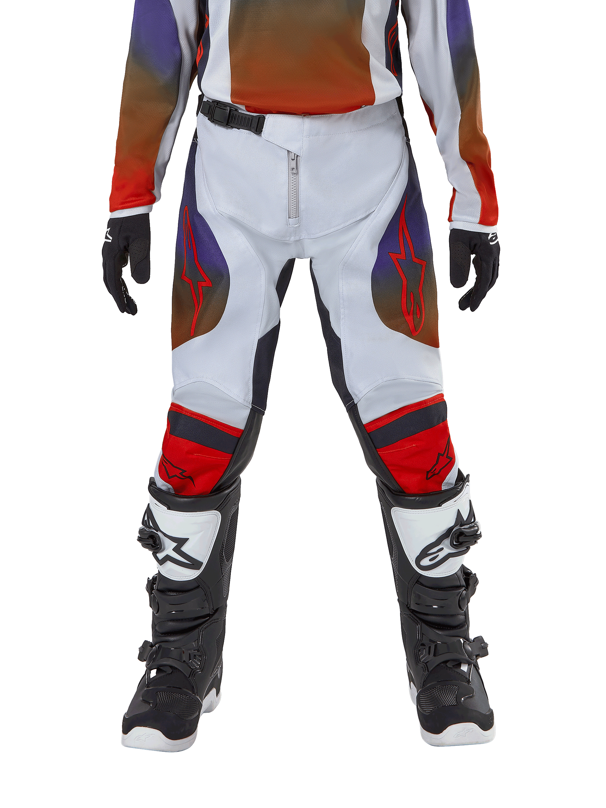 Pantalon Alpinestars Youth 2024 Racer Hoen, pantalon de motocross, gris clair, orange vif et noir, porté avec le maillot assorti et des bottes de motocross noires et blanches, avec des logos Alpinestars rouges sur les cuisses et les genoux, design sportif pour la course tout-terrain