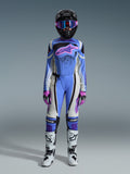 Alpinestars Stella Techstar Nomur 2026, ensemble d'équipement de motocross pour femme, bleu clair, blanc cassé et rose, casque noir avec lunettes roses, maillot avec logo étoile rose, pantalon assorti, gants roses et noirs, bottes blanches et noires.