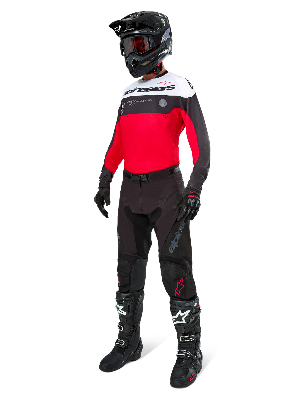 Maillot Alpinestars Pro-Dura, maillot de motocross et d'enduro, noir, rouge vif et blanc, porté avec un pantalon noir, un casque noir et des bottes noires et blanches, doté d'un marquage imposant sur la poitrine et de perforations au laser, équipement haute performance pour la conduite tout-terrain