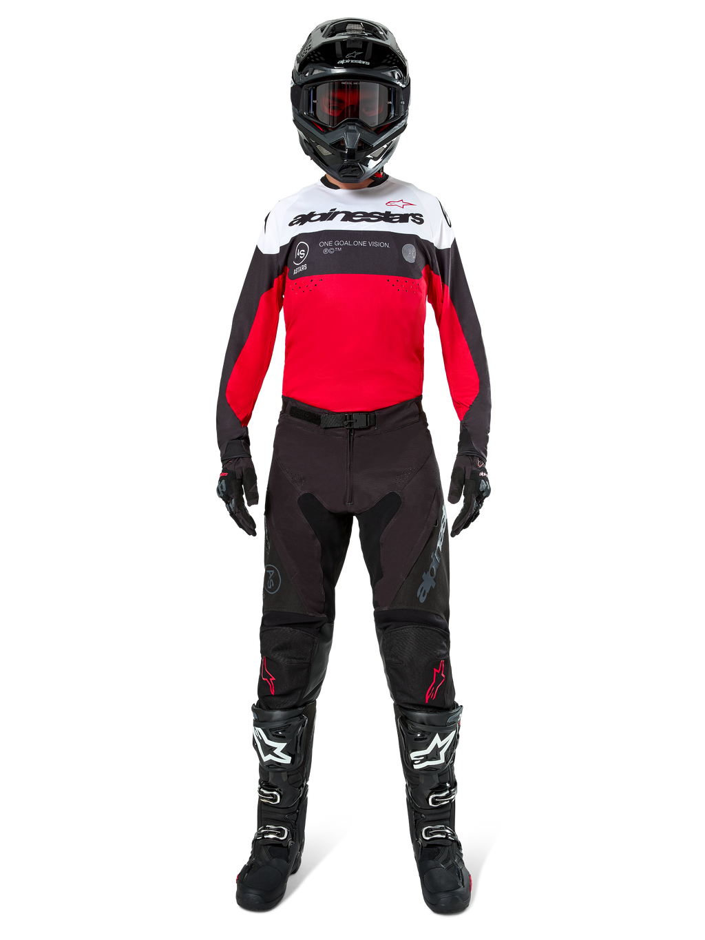 Pilote de motocross portant le maillot Alpinestars Pro-Dura en noir, rouge vif et blanc, avec un pantalon noir, des bottes noires et un casque noir, équipement complet de course tout-terrain