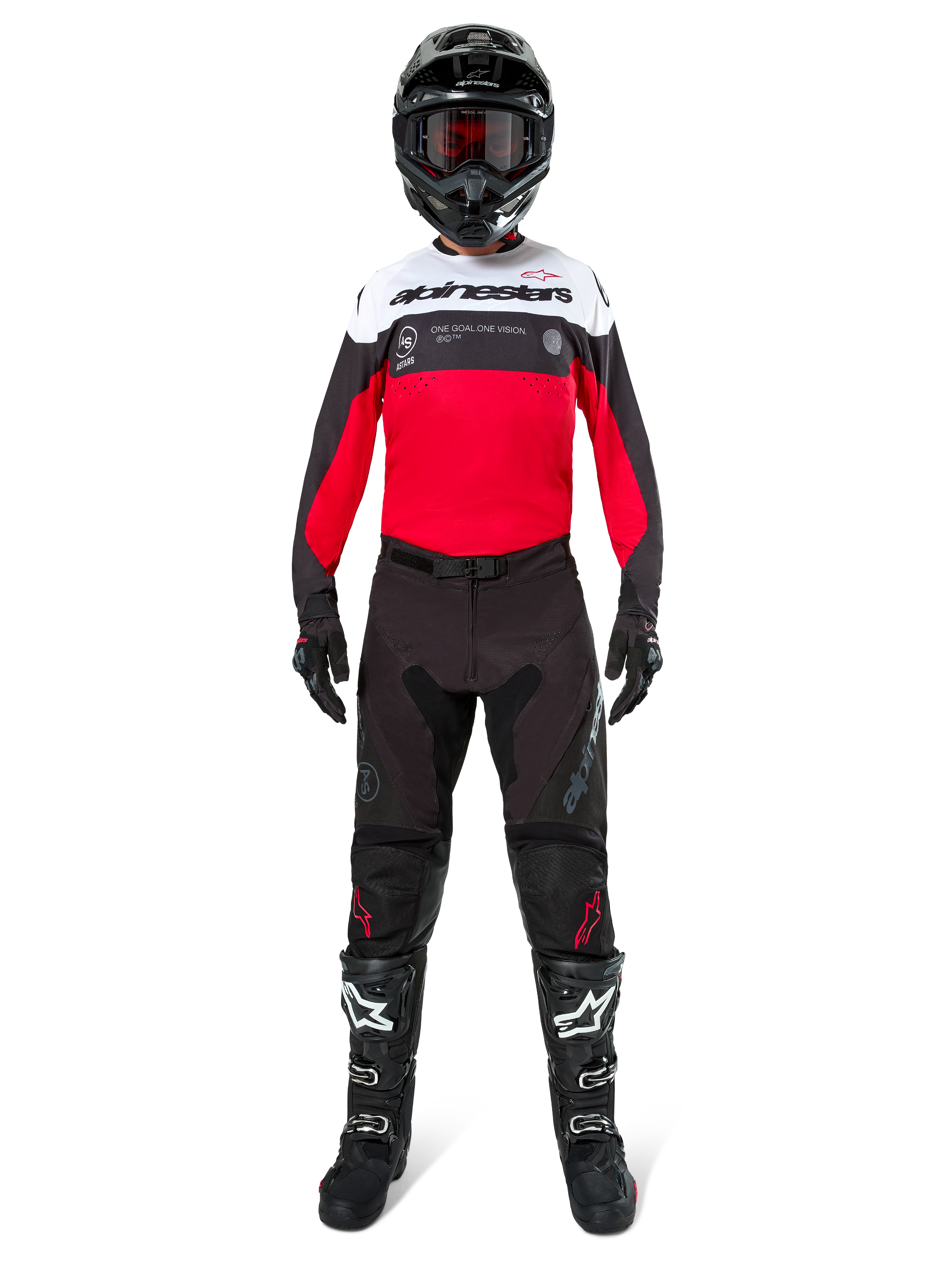 Pilote de motocross portant le maillot Alpinestars Pro-Dura en noir, rouge vif et blanc, avec un pantalon noir, des bottes noires et un casque noir, équipement complet de course tout-terrain