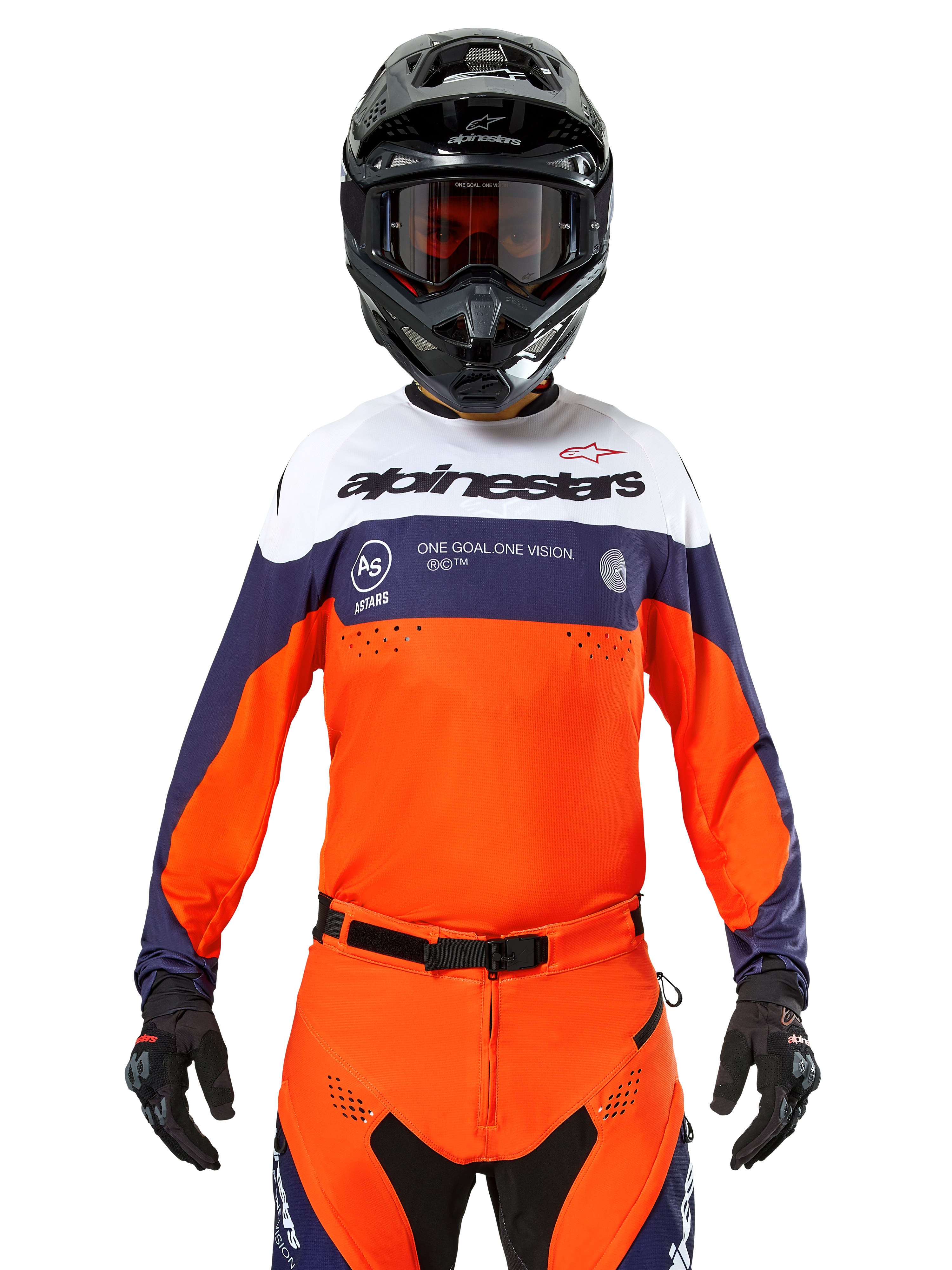 Maillot Alpinestars Pro-Dura, maillot de motocross, bleu marine, orange vif et blanc, porté avec un casque et des gants noirs, doté de zones de ventilation perforées au laser, de logos contrastés et du motif graphique « ONE GOAL. ONE VISION. » sur la poitrine