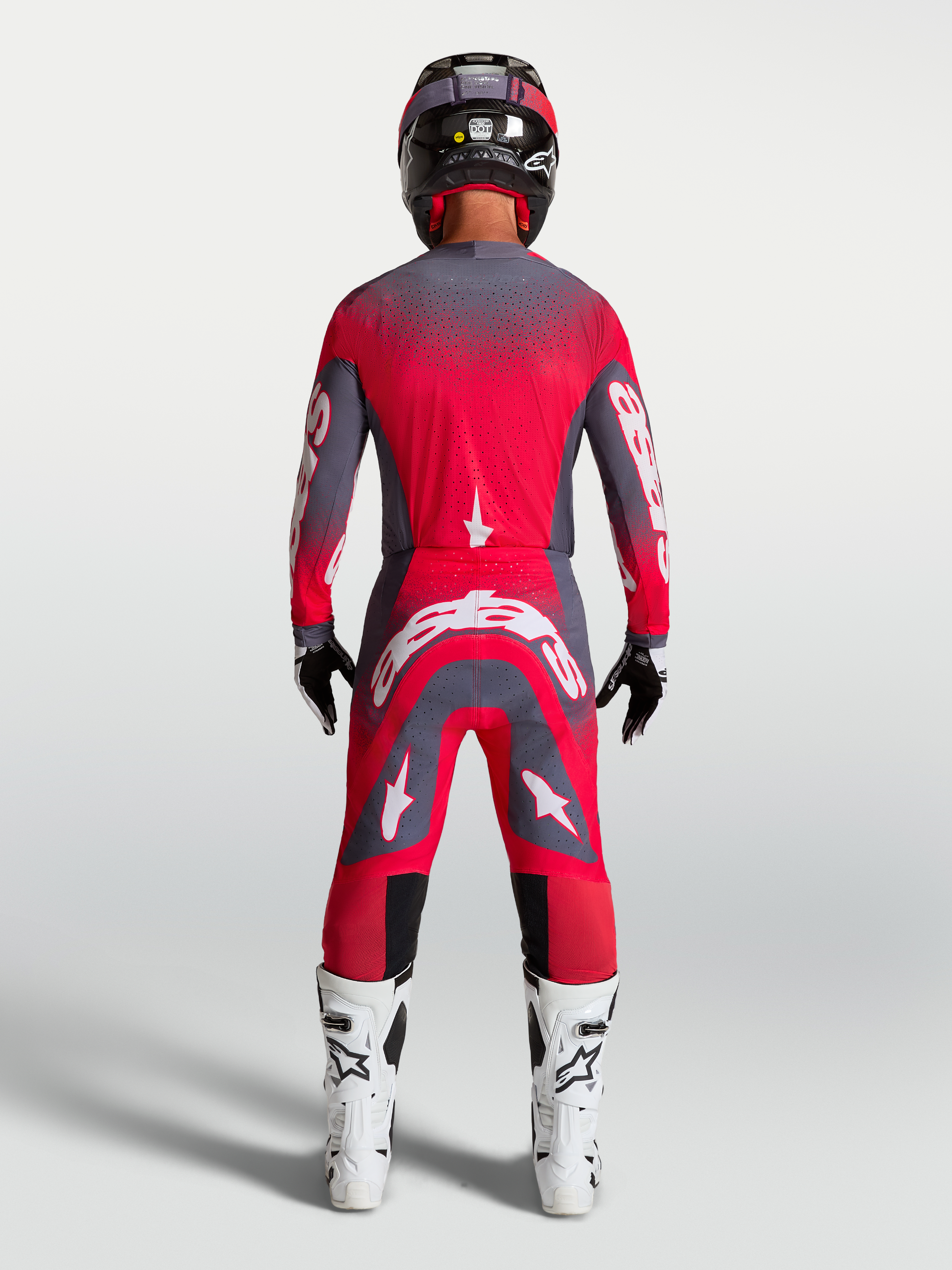 Maillot Alpinestars Supertech Hiten AFD, rouge fluo et gris, équipement de motocross professionnel, vue de dos sur mannequin