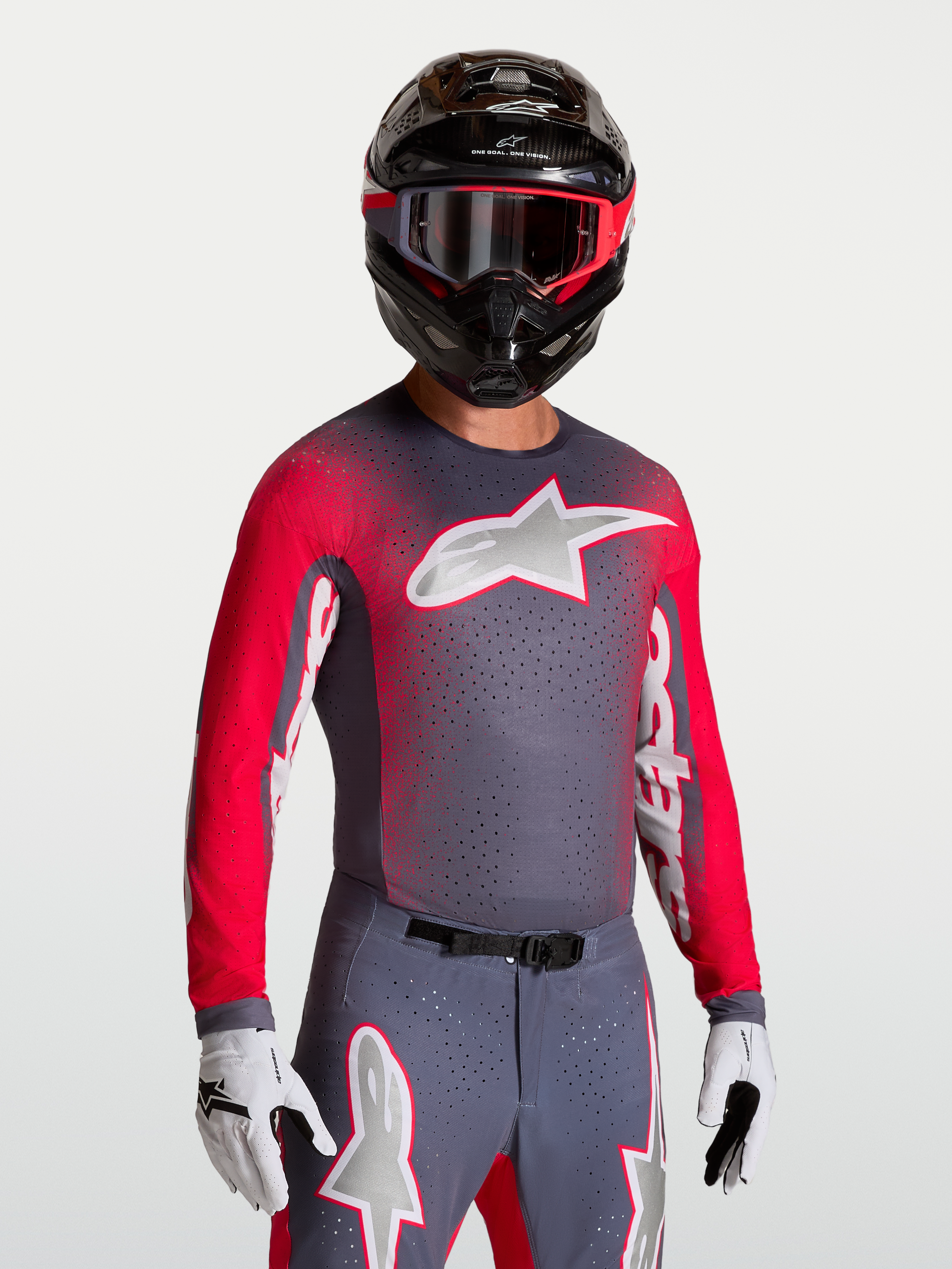 Maillot Alpinestars Supertech Hiten AFD, maillot de motocross pour homme, gris et rouge fluo, mesh respirant et perforations laser pour la ventilation, porté avec casque et gants