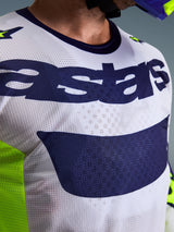 Maillot Alpinestars Racer Air Riway 2026, maillot de motocross, gris clair et bleu marine avec jaune fluo, gros plan de la poitrine montrant le logo 'astars' et le tissu en maille perforée, coupe sportive pour le pilotage tout-terrain