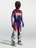 Ensemble Alpinestars Supertech Dyna, tenue de motocross pour homme, violet et rose fluo, coupe athlétique et respirante.