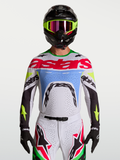 Maillot Alpinestars Supertech Dyna 2027, haut de motocross lilas et vert fluo en mesh ventilé porté par un mannequin.