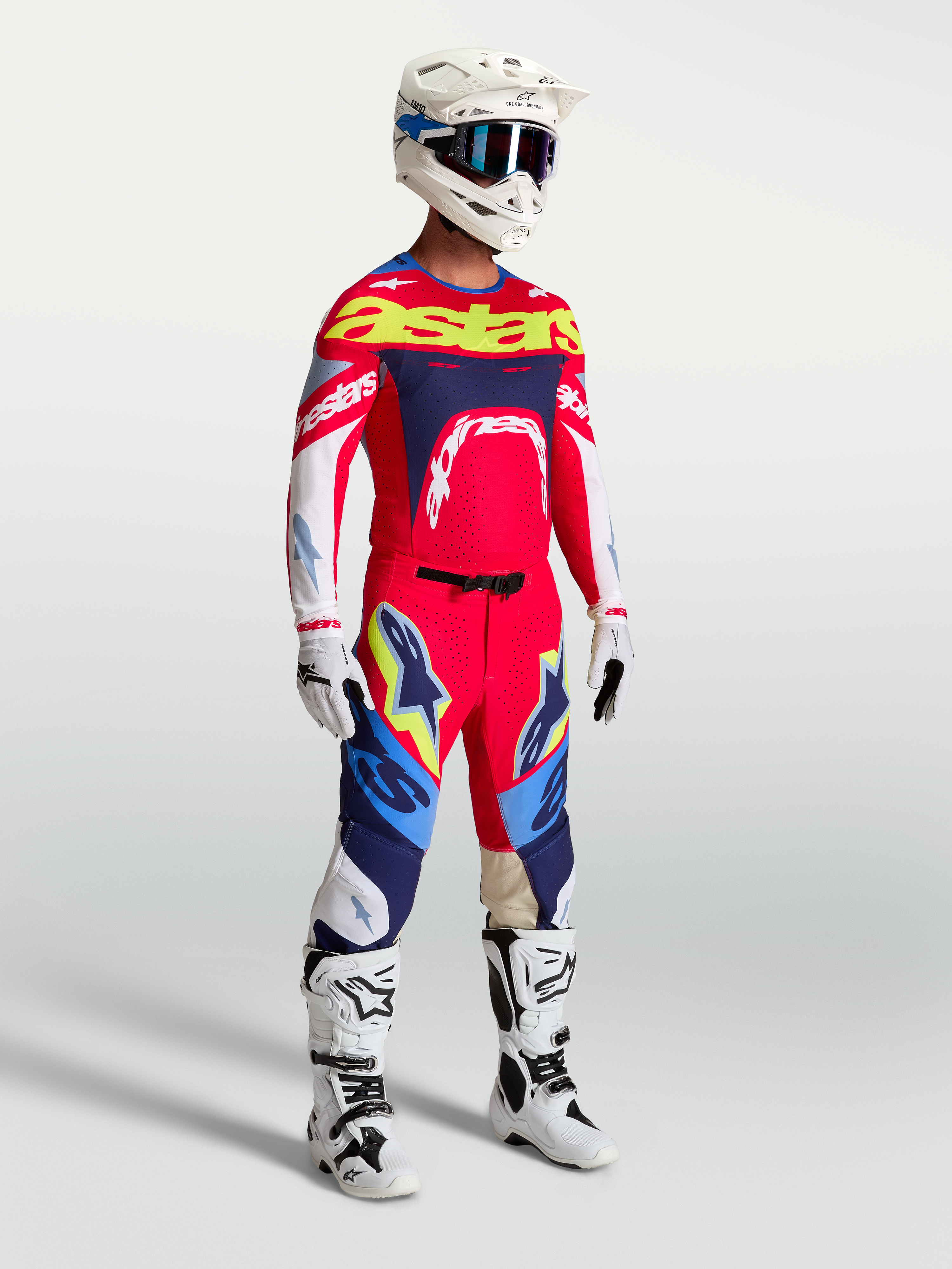 Alpinestars Maillot Supertech Dyna et Supertech Dyna Gear Set, ensemble de motocross rouge feu et bleu marine, kit de course professionnel porté avec casque et bottes blancs