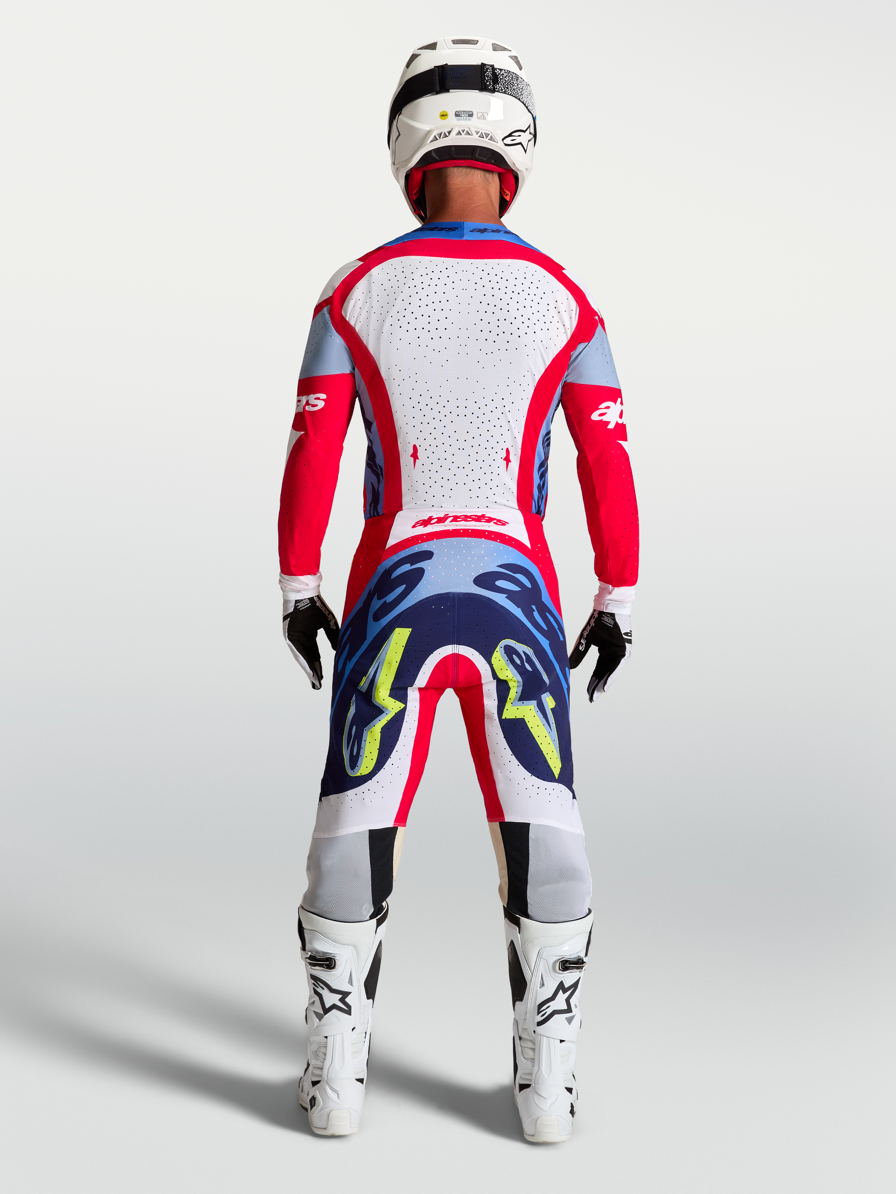 Maillot et ensemble Alpinestars Supertech Dyna 2027, tenue de motocross pour homme, rouge et blanc, vue de dos.