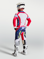 Maillot et ensemble Alpinestars Supertech Dyna, motocross homme, rouge feu et bleu marine, perforations laser, vue de dos.