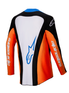 Maillot Alpinestars Techstar Melt 2025, maillot de motocross, vue de dos, orange, blanc et noir avec accents bleus, panneau central blanc avec logo bleu, manches orange avec marquage blanc, équipement de course tout-terrain haute performance