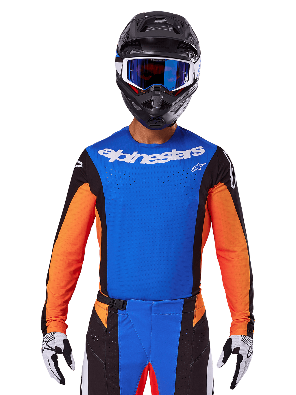 Maillot Alpinestars Techstar Melt 2025, maillot de motocross bleu et orange avec empiècements latéraux noirs, porté avec un casque noir et des lunettes bleues, doté de perforations laser respirantes sur la poitrine, coupe athlétique de compétition pour performance tout-terrain