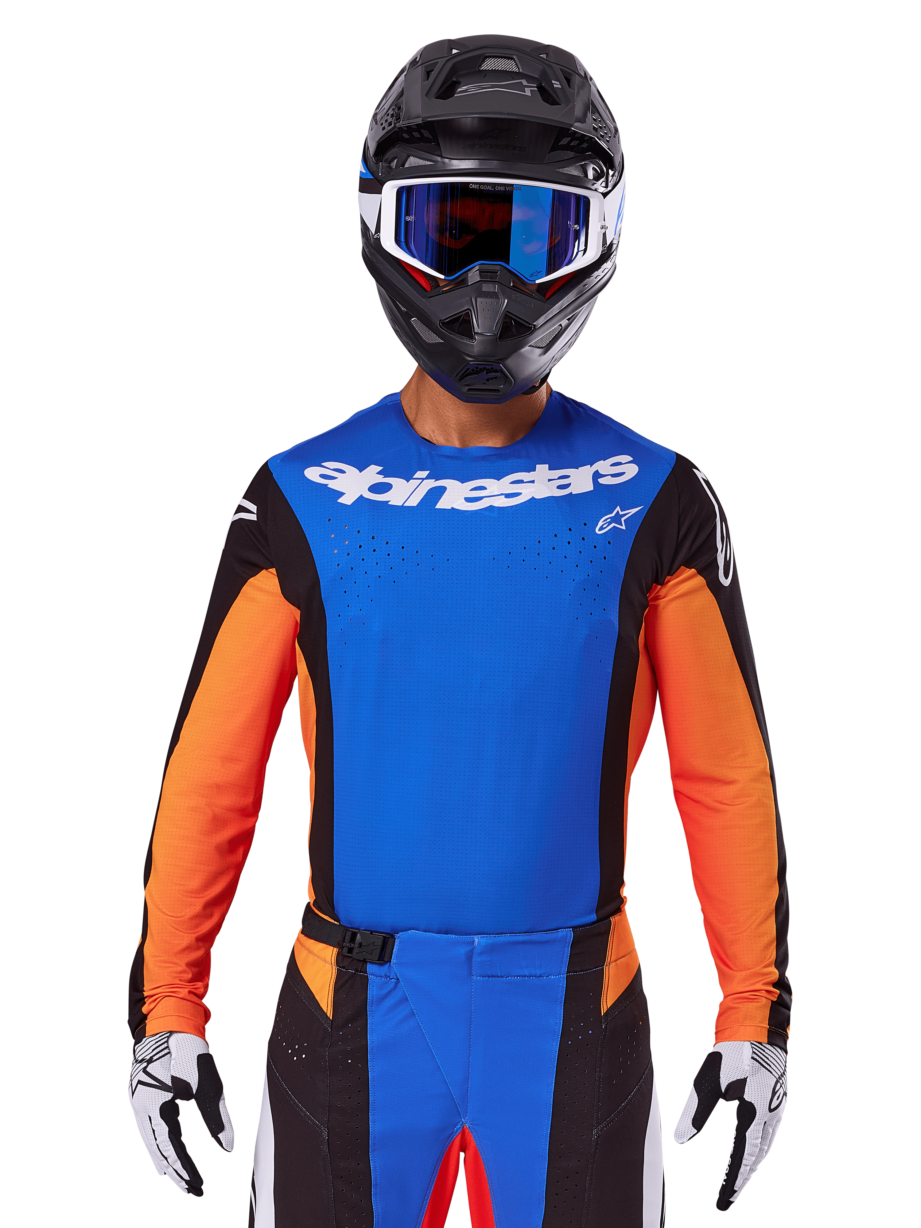 Maillot Alpinestars Techstar Melt 2025, maillot de motocross bleu et orange avec empiècements latéraux noirs, porté avec un casque noir et des lunettes bleues, doté de perforations laser respirantes sur la poitrine, coupe athlétique de compétition pour performance tout-terrain