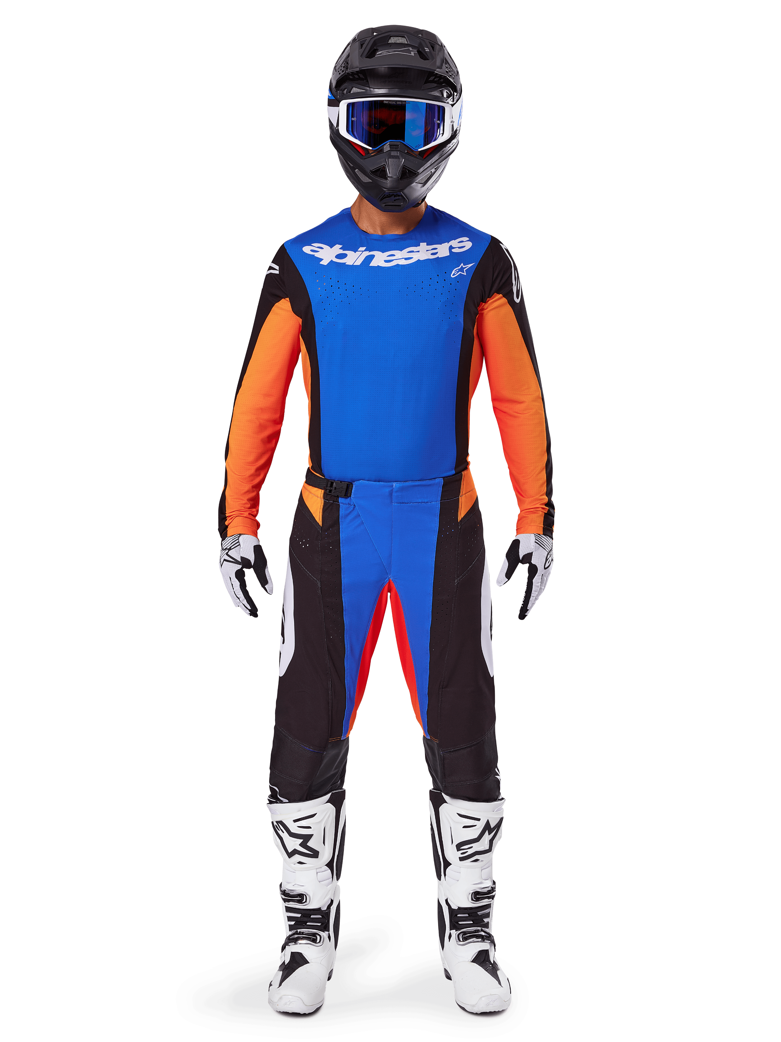 Ensemble d'équipement Alpinestars Techstar Melt 2025, pilote de motocross portant un maillot orange et bleu avec des détails noirs, pantalon assorti, casque noir avec lunettes bleues, bottes blanches et noires, tenue coordonnée pour la compétition tout-terrain professionnelle.