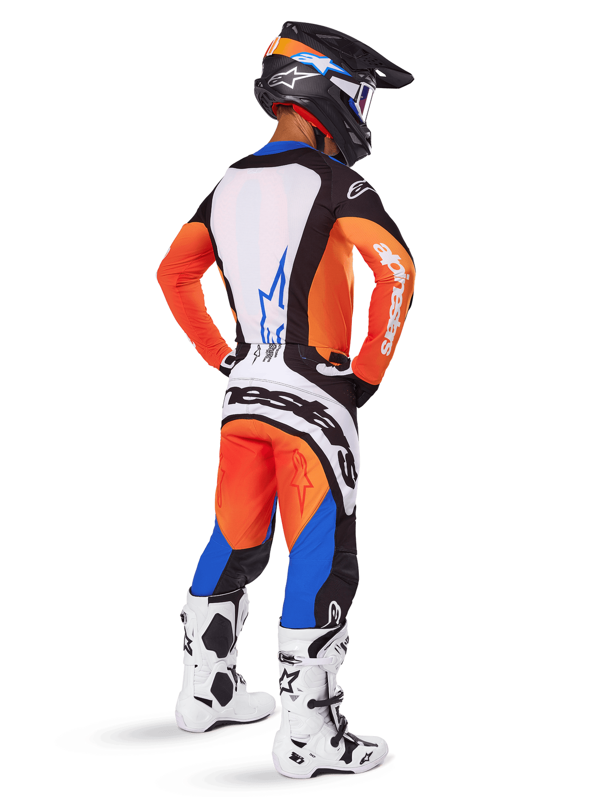 Pilote de motocross vu de dos portant l'ensemble d'équipement Techstar Melt 2025, maillot orange et bleu avec panneau arrière blanc et logo étoile bleu, pantalon assorti orange et bleu avec marquage Alpinestars blanc, casque noir avec graphismes bleus et bottes de motocross blanches, tenue de course tout-terrain coordonnée.