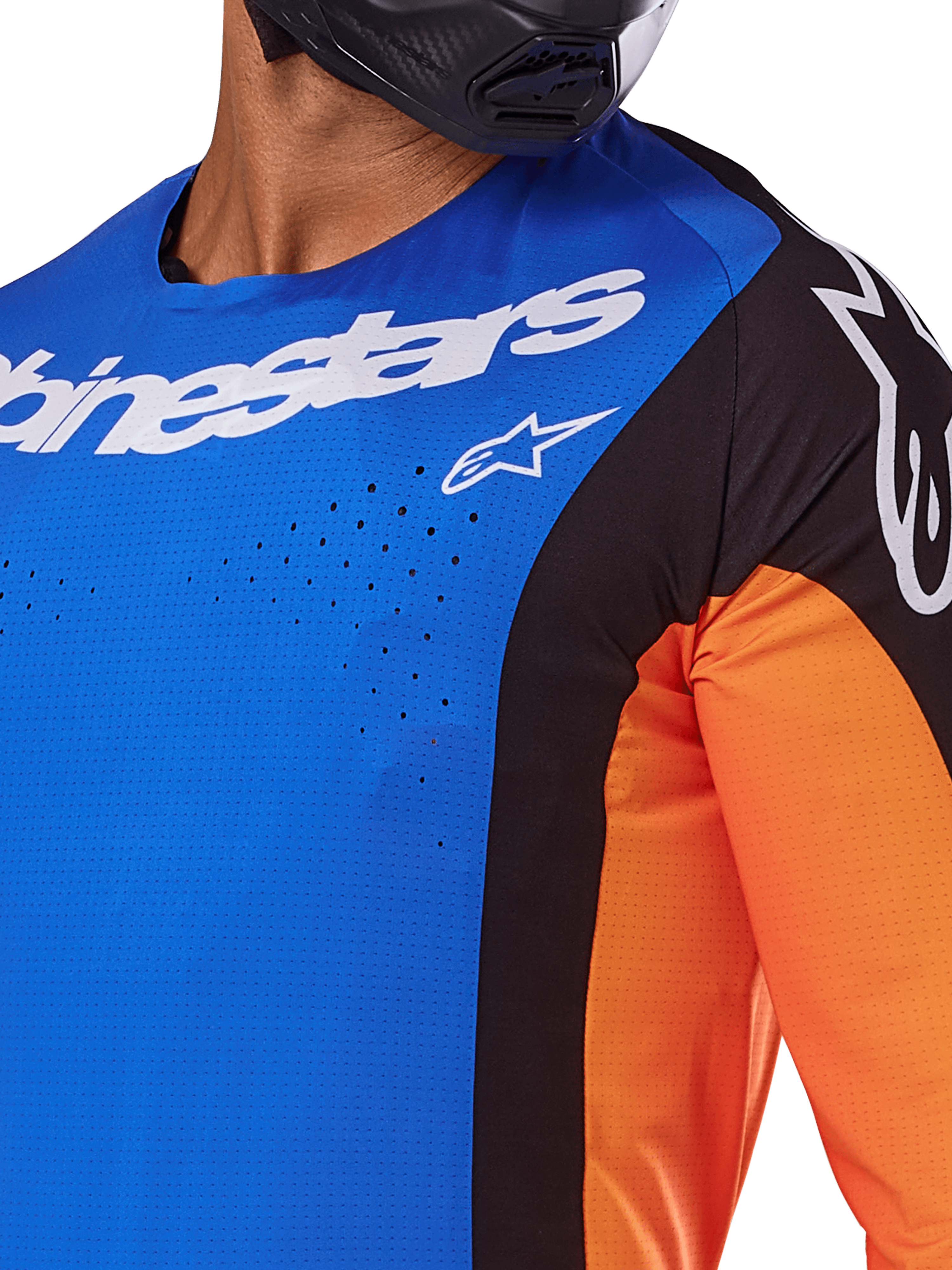 Alpinestars Techstar Melt Jersey 2025, maillot de motocross, bleu et orange avec empiècements noirs, logo Alpinestars blanc et perforations découpées au laser visibles sur la poitrine, porté par un pilote avec un casque noir