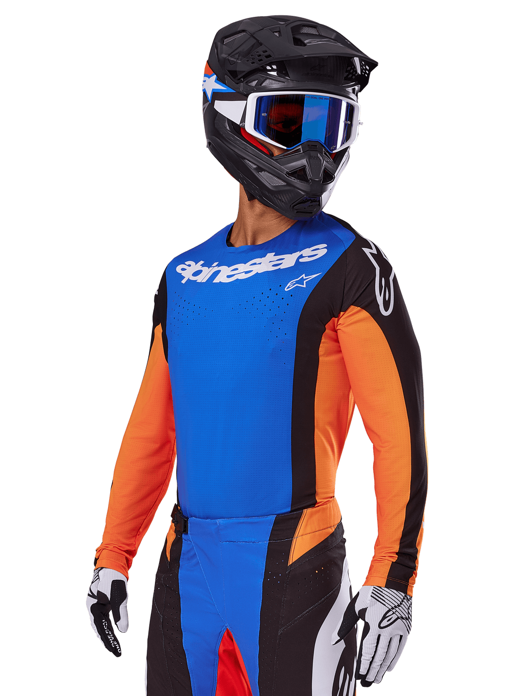 Ensemble d'équipement Alpinestars Techstar Melt 2025, pilote de motocross portant un maillot bleu avec manches orange et panneaux latéraux noirs, pantalon assorti bleu et noir, casque noir avec lunettes bleues, gants blancs et noirs, tenue de motocross à coupe sportive de compétition
