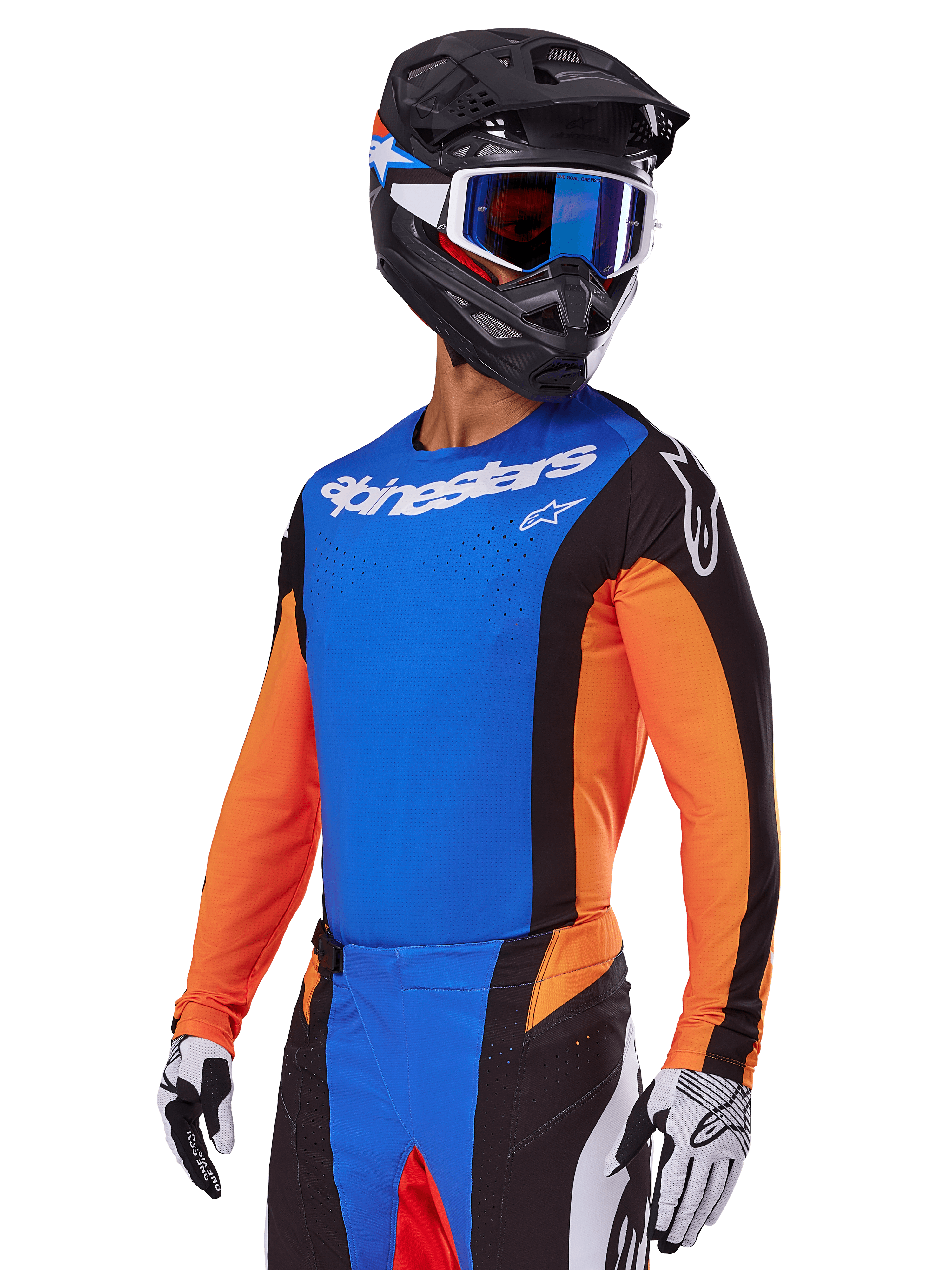 Ensemble d'équipement Alpinestars Techstar Melt 2025, pilote de motocross portant un maillot bleu avec manches orange et panneaux latéraux noirs, pantalon assorti bleu et noir, casque noir avec lunettes bleues, gants blancs et noirs, tenue de motocross à coupe sportive de compétition