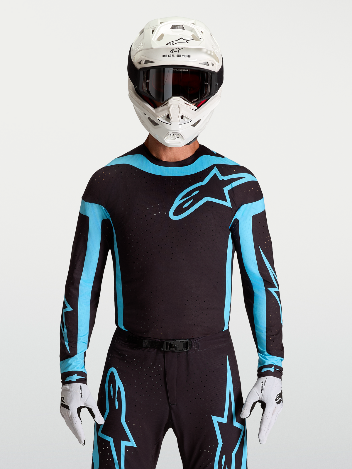 Maillot Alpinestars Supertech Vesta noir et turquoise, haut de motocross pour homme avec perforations laser respirantes.