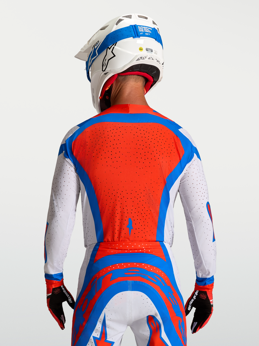 Maillot Alpinestars Supertech Vesta rouge, blanc et bleu, dos en maille aérée pour le motocross professionnel.