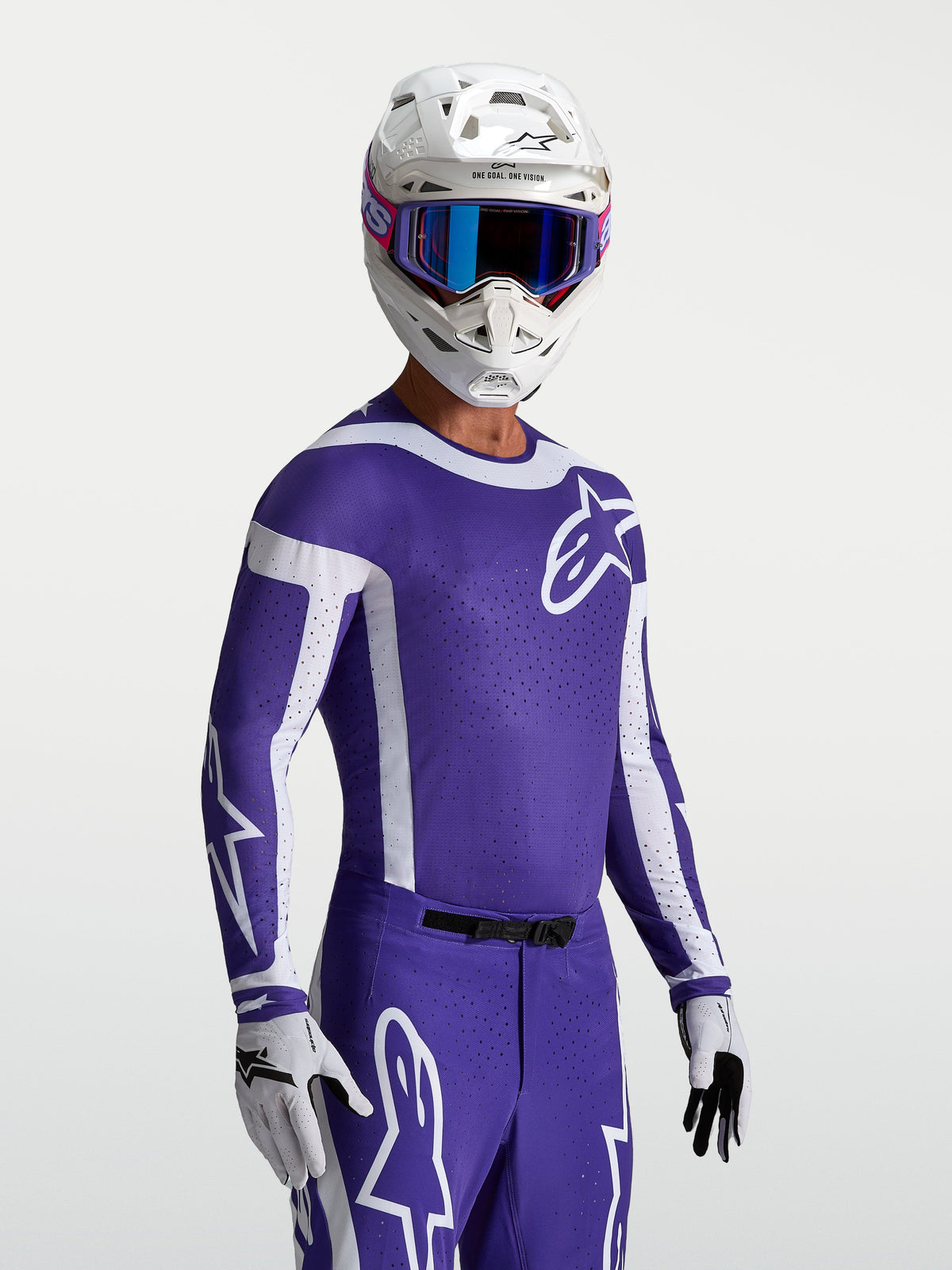 Maillot Alpinestars Supertech Vesta, maillot de motocross pour homme, bleu profond et blanc, coupe de course athlétique avec ventilations découpées au laser, porté par un mannequin.