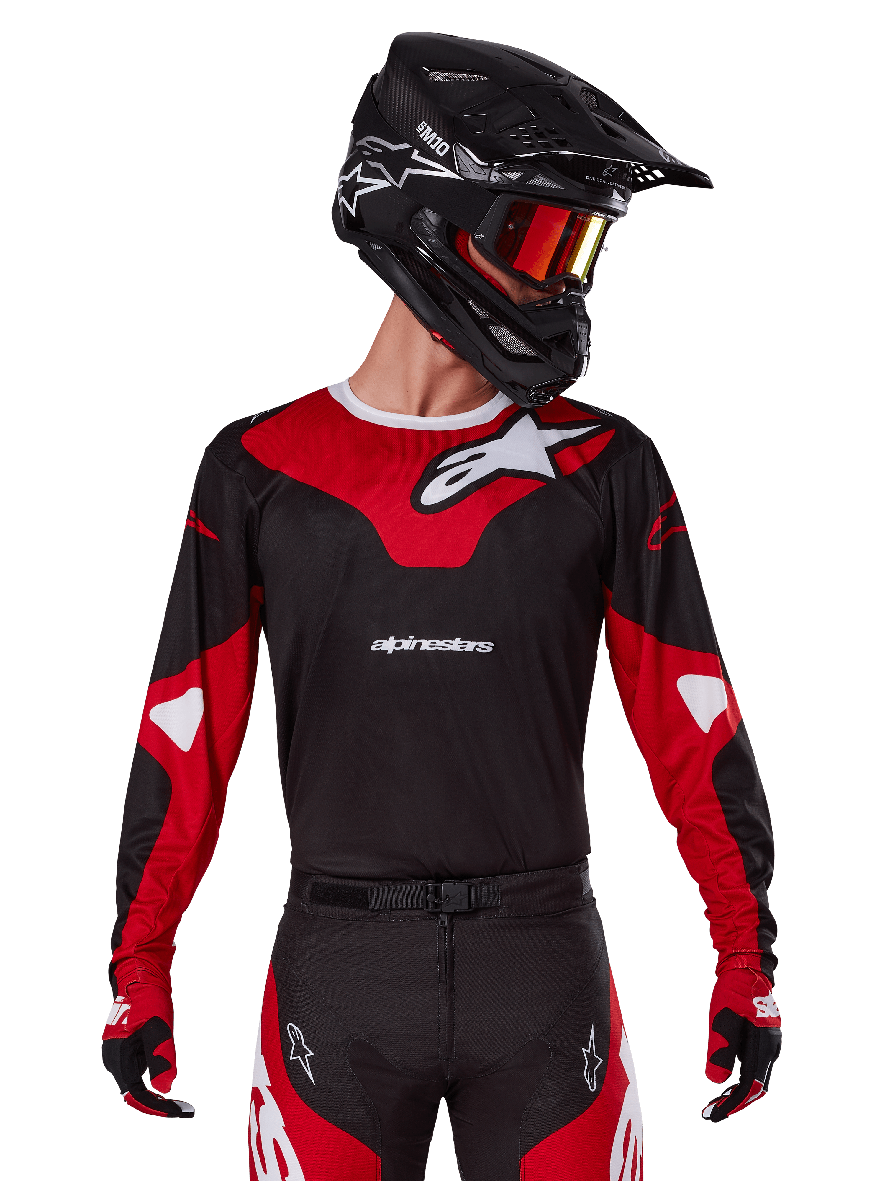 Alpinestars 2025 Racer Veil Jersey, maillot de motocross, noir et rouge vif, porté avec un pantalon assorti, un casque noir et des lunettes rouges, arborant des logos blancs audacieux et un design de course épuré, équipement de performance pour le motocross tout-terrain