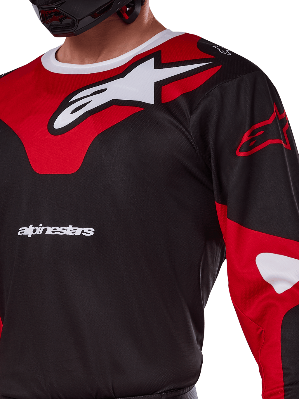 Maillot Alpinestars Racer Veil 2025, maillot de motocross, noir et rouge vif, gros plan présentant un grand logo Astars blanc sur un empiècement de poitrine rouge, texte de la marque blanc et tissu technique évacuant l'humidité.