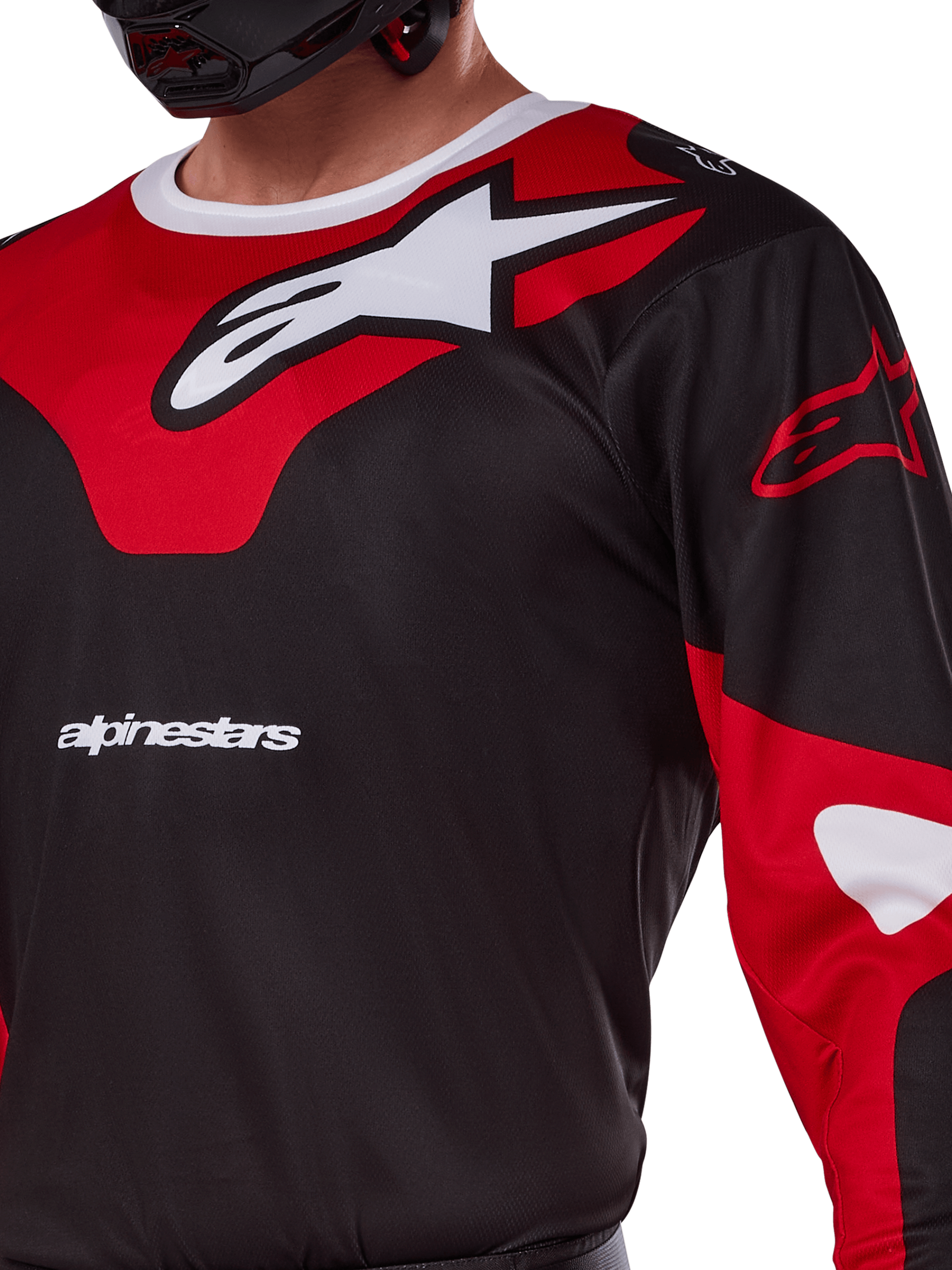 Maillot Alpinestars Racer Veil 2025, maillot de motocross, noir et rouge vif, gros plan présentant un grand logo Astars blanc sur un empiècement de poitrine rouge, texte de la marque blanc et tissu technique évacuant l'humidité.