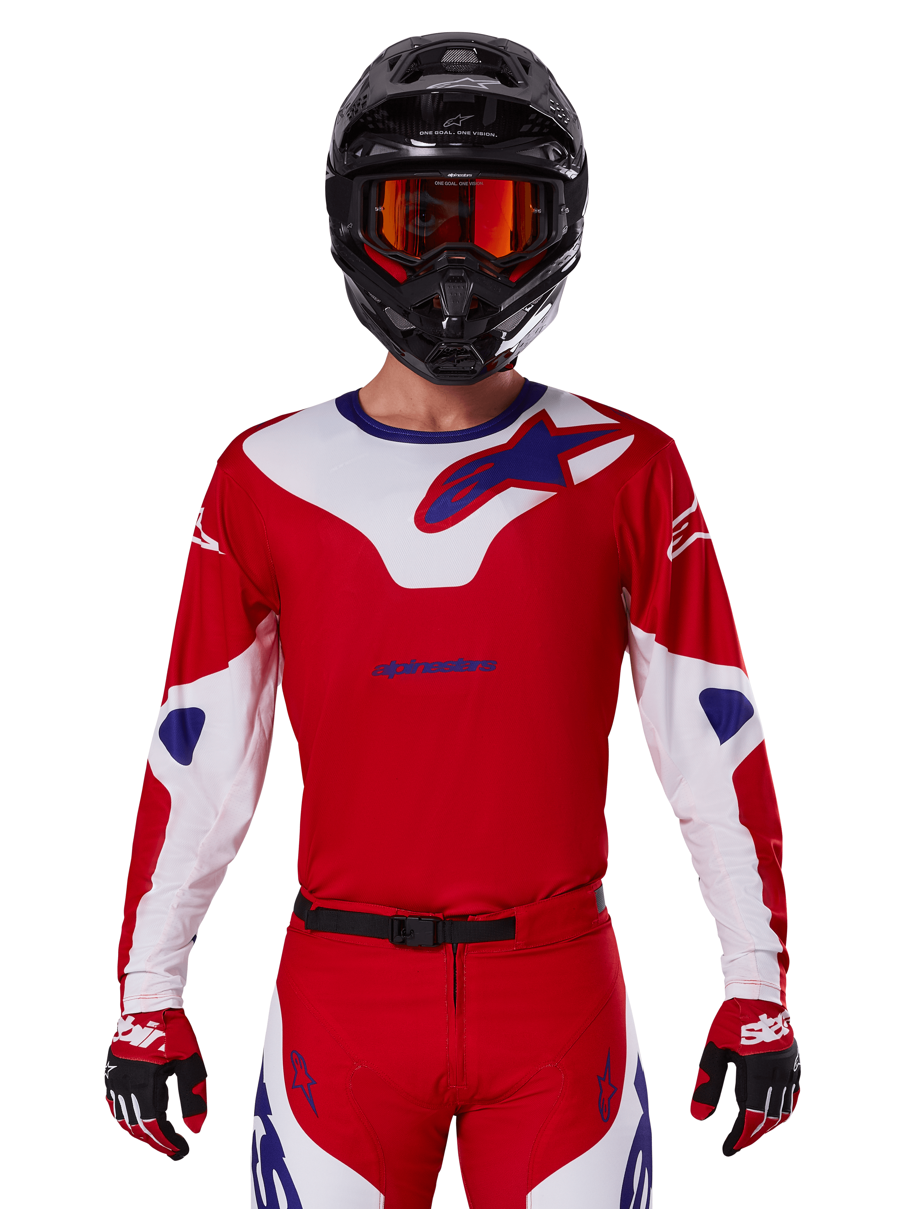 Maillot Alpinestars Racer Veil 2025, maillot de motocross, rouge, blanc et bleu, à manches longues, porté avec un casque noir et des lunettes orange, gants et pantalon rouges assortis, design performant pour la conduite tout-terrain