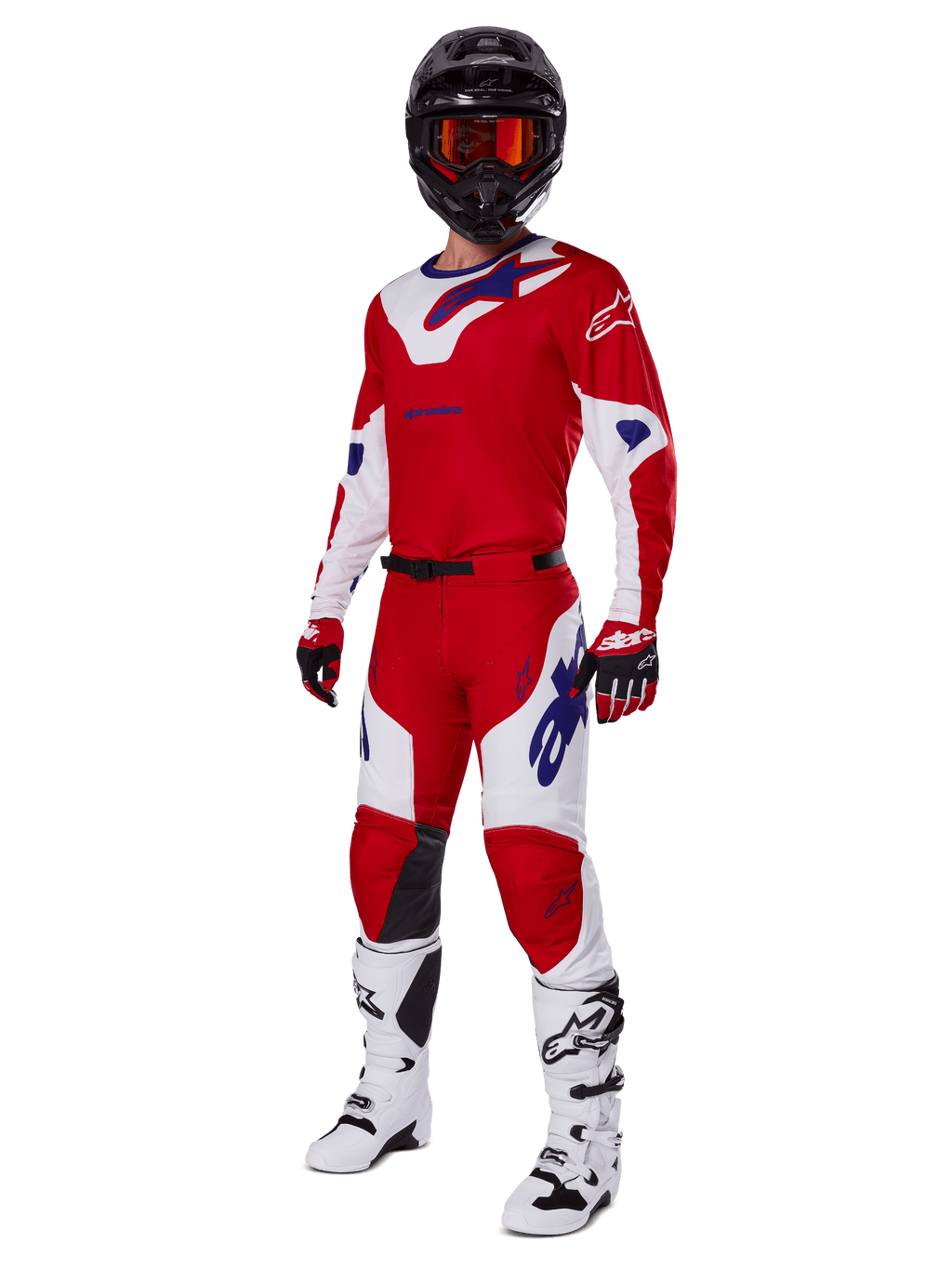 Ensemble d'équipement Alpinestars Racer Veil 2025, tenue de motocross rouge vif et blanc avec accents de logo bleus, porté avec un casque noir, des gants rouges et des bottes blanches, ensemble de protection complet pour performance tout-terrain