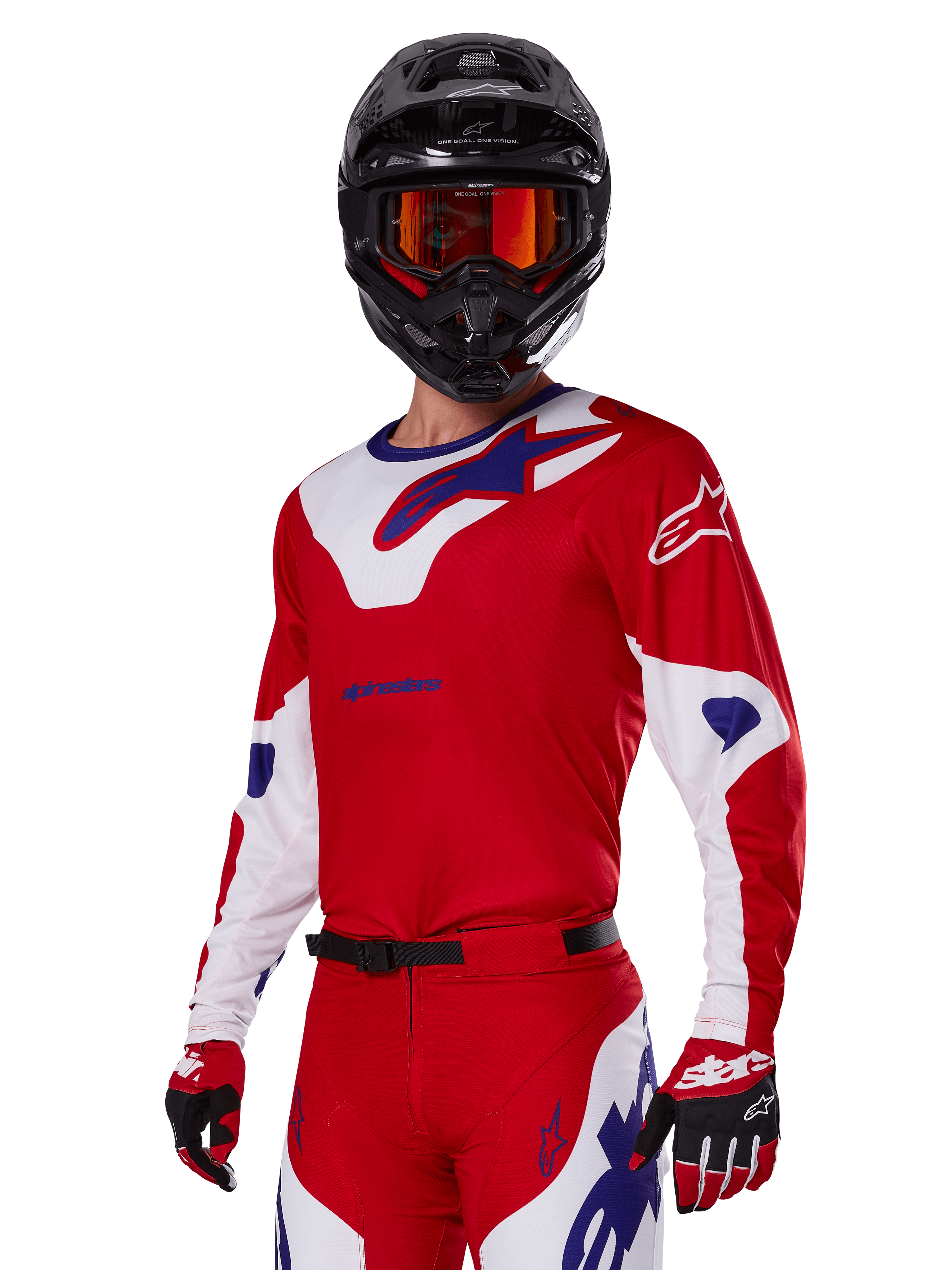 Ensemble d'équipement Alpinestars Racer Veil 2025, pilote de motocross portant un maillot et un pantalon de course rouges, blancs et bleus, casque noir avec lunettes miroir orange, gants rouges et blancs, équipement tout-terrain haute performance avec logos distinctifs