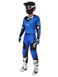 Ensemble d'équipement Alpinestars Racer Veil 2025, maillot et pantalon de motocross bleus et noirs, tenue de course MX complète avec casque noir, lunettes blanches et bottes blanches, équipement technique tout-terrain