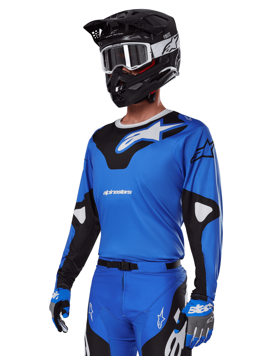 Ensemble d'équipement Alpinestars 2025 Racer Veil, maillot de motocross bleu avec graphismes noirs et blancs, porté avec un pantalon assorti, casque noir, lunettes blanches et gants bleus, tenue technique pour la course tout-terrain