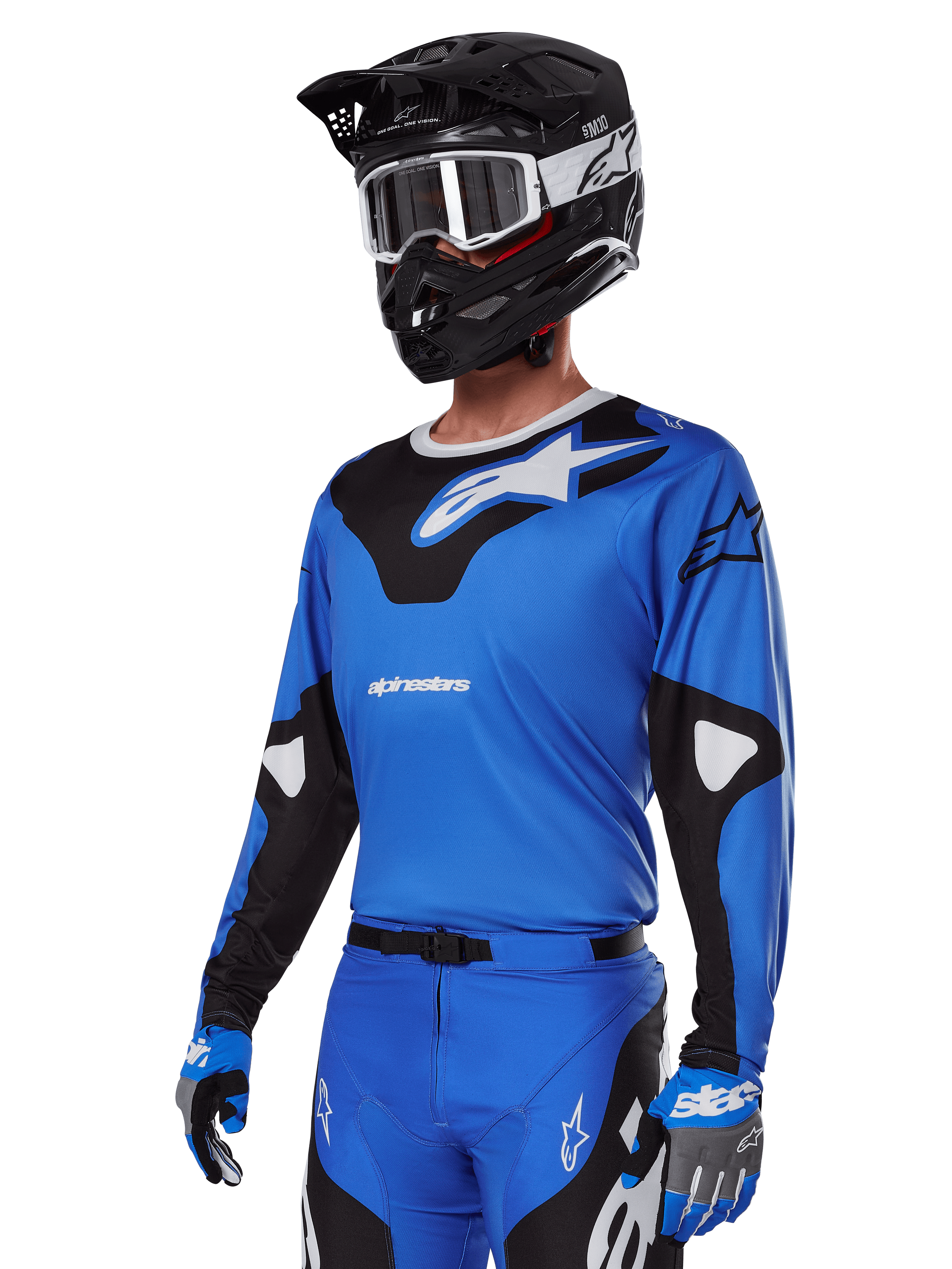 Ensemble d'équipement Alpinestars 2025 Racer Veil, maillot de motocross bleu avec graphismes noirs et blancs, porté avec un pantalon assorti, casque noir, lunettes blanches et gants bleus, tenue technique pour la course tout-terrain