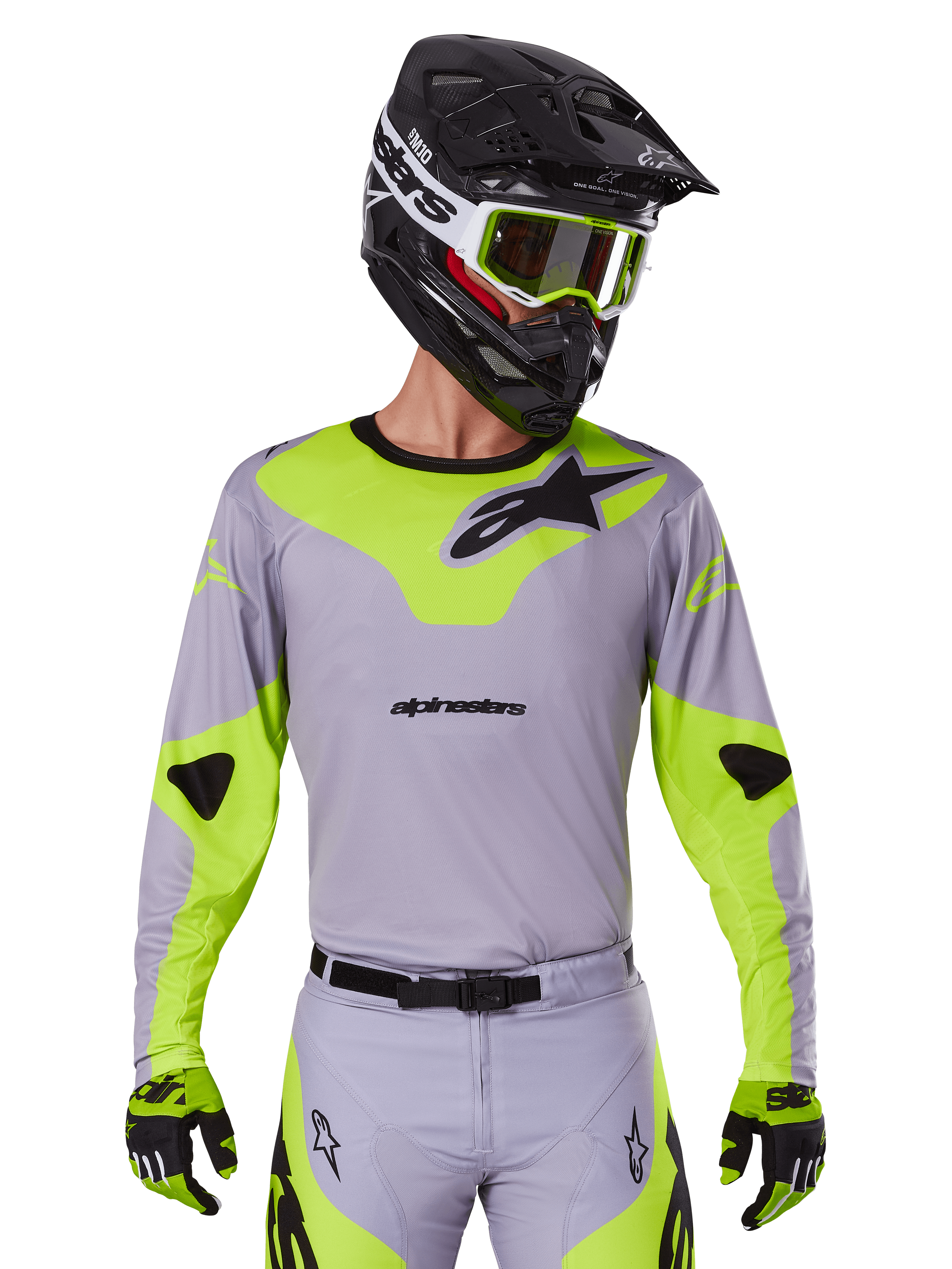 Alpinestars 2025 Racer Veil Jersey, maillot de motocross, gris et jaune fluo, design à manches longues avec logos Alpinestars noirs, présenté dans le cadre d'un ensemble d'équipement de course complet avec pantalon assorti, casque noir et gants.