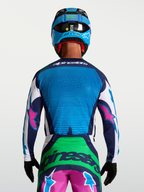 Maillot Alpinestars Techstar Maven, maillot de motocross pour homme, bleu et vert avec accents roses, vue de dos montrant les ventilations découpées au laser et le style racing.