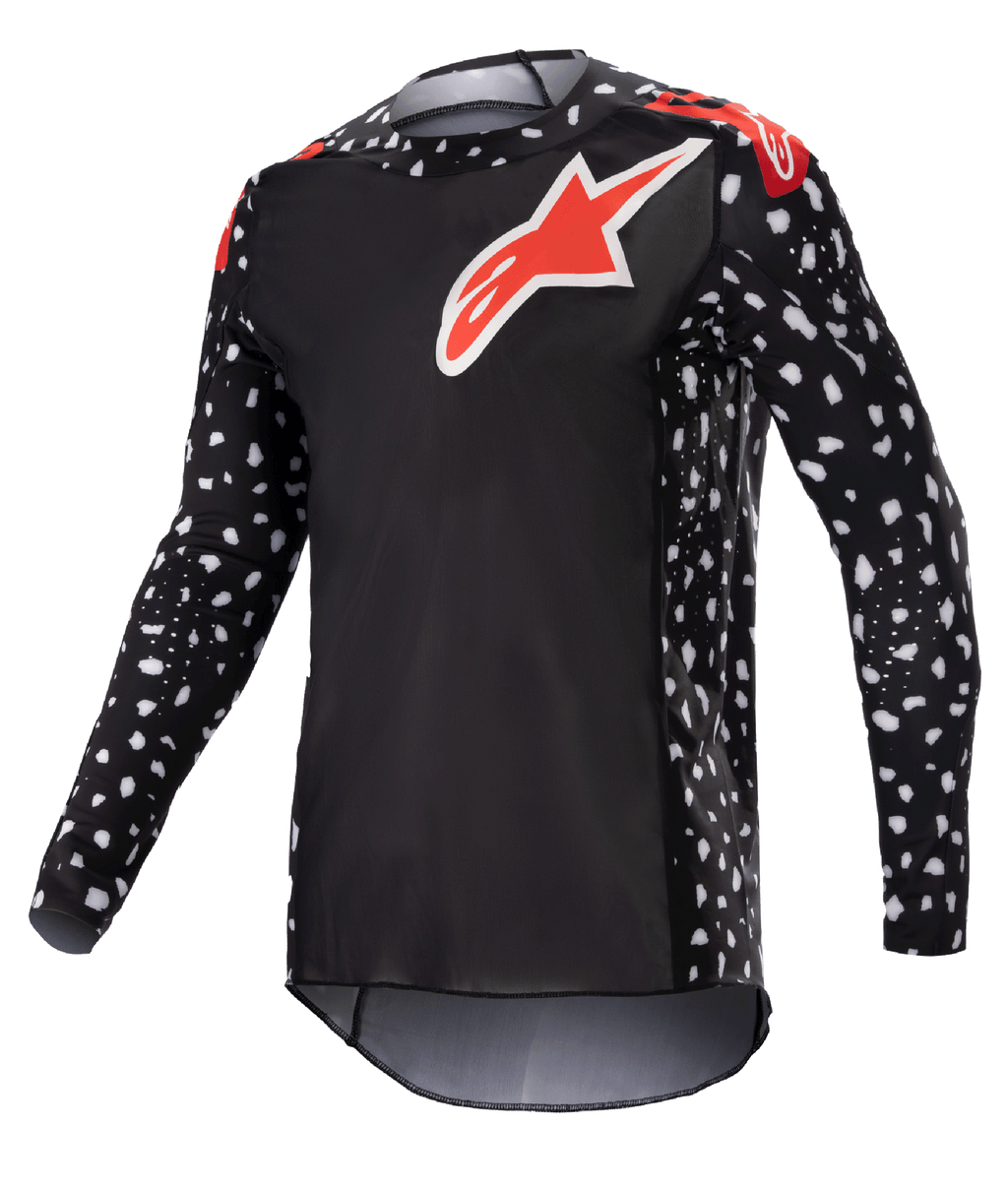 Alpinestars 2023 Supertech North Jersey, maillot de motocross, noir et rouge néon, manches longues avec motif moucheté blanc, logos étoiles rouges et blancs sur la poitrine et les épaules, maille performance légère avec coupe athlétique