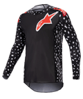 Alpinestars 2023 Supertech North Jersey, maillot de motocross, noir et rouge néon, manches longues avec motif moucheté blanc, logos étoiles rouges et blancs sur la poitrine et les épaules, maille performance légère avec coupe athlétique